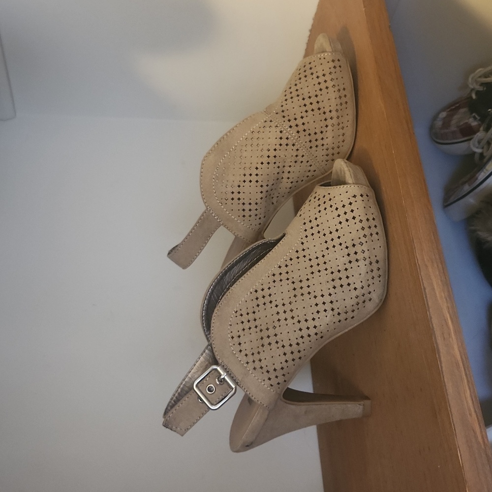 Madden Girl Suade, tan heels size 6